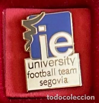 Collectionnisme sportif: Pin de futbol del Club CD Ie University Athletic Segovia