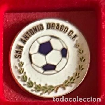 Sammelleidenschaft Sport: Pin de futbol del Club CF San Antonio Drago - Torreblanca Sevilla