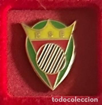 Sammelleidenschaft Sport: Pin de futbol del Club Recreativo Su Eminencia Sevilla