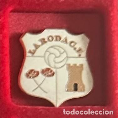 Sammelleidenschaft Sport: Pin de futbol del Club CF La Roda - La Roda de Andalucia Sevilla
