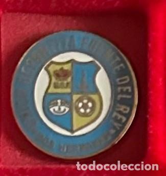 Sammelleidenschaft Sport: Pin de futbol del Club UD Fuente del rey - Dos Hermanas Sevilla