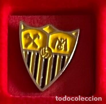 Sammelleidenschaft Sport: Pin de futbol del Club CF Minas - Villanueva del Rio Sevilla
