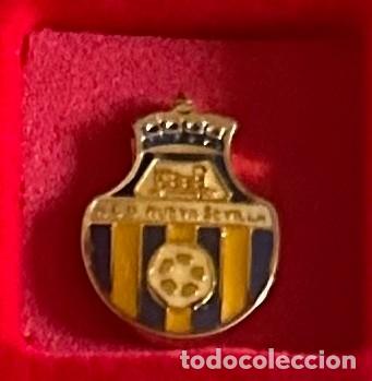 Sammelleidenschaft Sport: Pin de futbol del Club Recreativo Nueva Sevilla - Castilleja de la Cuesta Sevilla