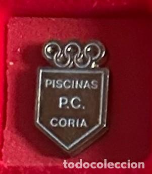 Sammelleidenschaft Sport: Pin de futbol del Club PC Piscinas - Coria del Rio Sevilla