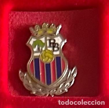 Sammelleidenschaft Sport: Pin de futbol del Club CD Brenes Balompie Sevilla
