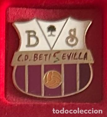 Sammelleidenschaft Sport: Pin de futbol del Club CD Betisevilla - Mairana del Aljarafe Sevilla
