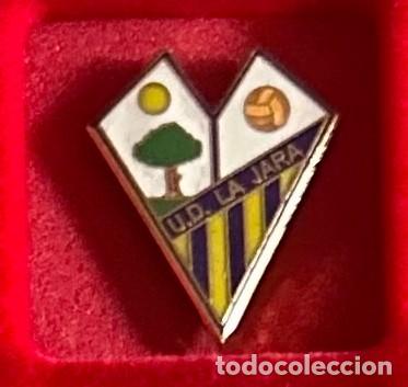 Sammelleidenschaft Sport: Pin de futbol del Club UD La Jara - Martin de la Jara Sevilla