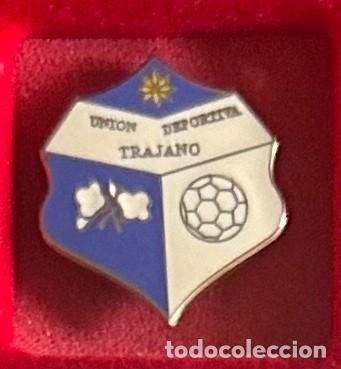 Sammelleidenschaft Sport: Pin de futbol del Club UD Trajano Sevilla
