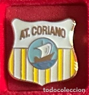 Sammelleidenschaft Sport: Pin de futbol del Club Atletico Coriano - Coria del Rio Sevilla