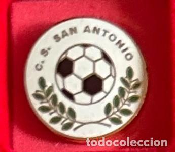 Sammelleidenschaft Sport: Pin de futbol del Club Centro Social San Antonio - Torreblanca Sevilla