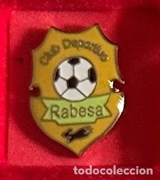 Sammelleidenschaft Sport: Pin de futbol del Club CD Rabesa - Alcala de Guadaira Sevilla