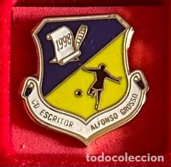 Collezionismo sportivo: Pin de futbol del Club CD Escritor Alfonso Grosso Sevilla
