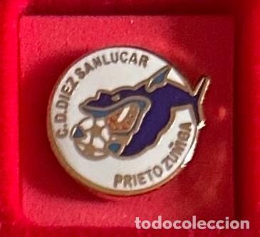 Collezionismo sportivo: Pin de futbol del Club CD Diez Sanlucar - Sanlucar La Mayor Sevilla