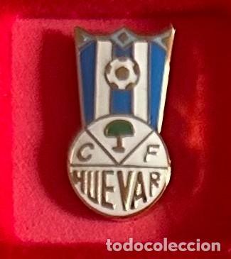 Collezionismo sportivo: Pin de futbol del Club CF Hevar - Huevar del Aljarafe Sevilla