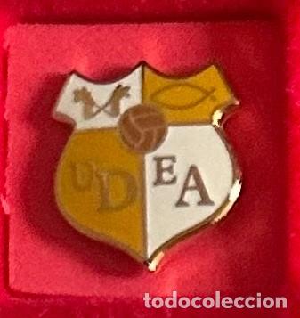 Coleccionismo deportivo: Pin de futbol del Club UD Evangelina Abre Camas Sevilla