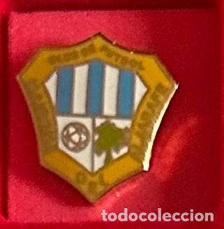 Coleccionismo deportivo: Pin de futbol del Club CF Mairena de Alijarafe Sevilla