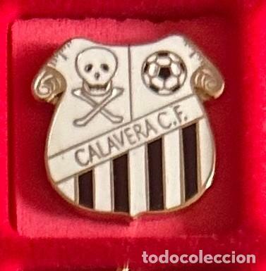 Coleccionismo deportivo: Pin de futbol del Club Calavera CF Sevilla