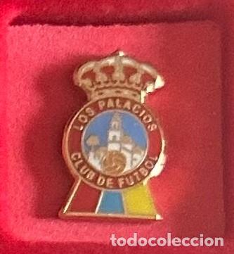 Coleccionismo deportivo: Pin de futbol del Club CF Los Palacios Sevilla