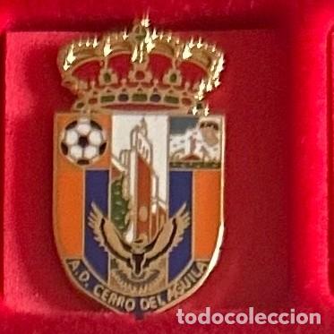 Coleccionismo deportivo: Pin de futbol del Club AD Cerro del Aguila Sevilla