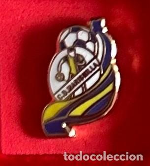 Sammelleidenschaft Sport: Pin de futbol del Club CD Marismilla - La Cabeza de San Juan Sevilla