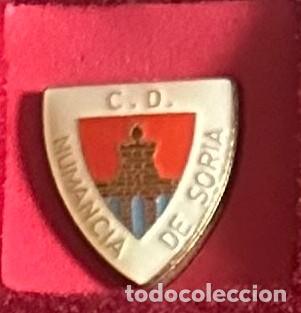 Sammelleidenschaft Sport: Pin de futbol del Club CD Numancia - Soria