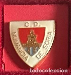 Sammelleidenschaft Sport: Pin de futbol del Club CD Numancia - Soria