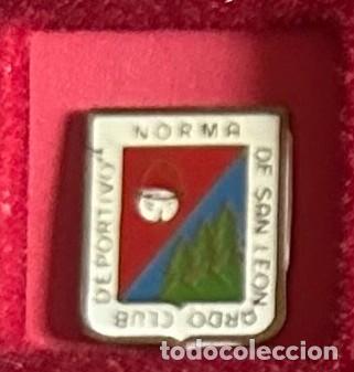 Sammelleidenschaft Sport: Pin de futbol del Club CD Norma - San Leonardo de Yague - Soria
