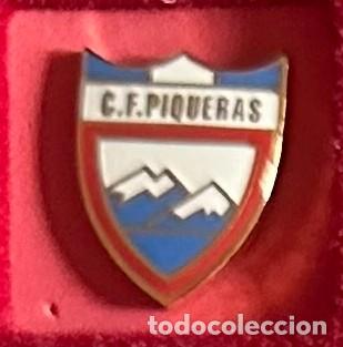 Sammelleidenschaft Sport: Pin de futbol del Club CF Piqueras - Almarza - Soria