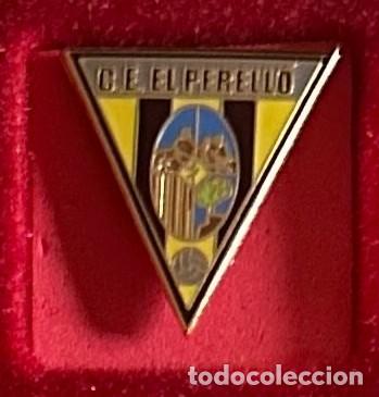 Sammelleidenschaft Sport: Pin de futbol del Club CE Perello - Tarragona