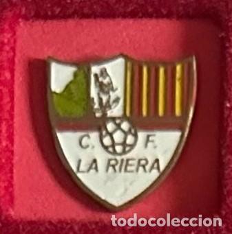 Collezionismo sportivo: Pin de futbol del Club CF La Riera - La Riera de Gaia - Tarragona