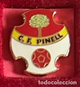 Collezionismo sportivo: Pin de futbol del Club Pinell CF - Pinell de Brai - Tarragona