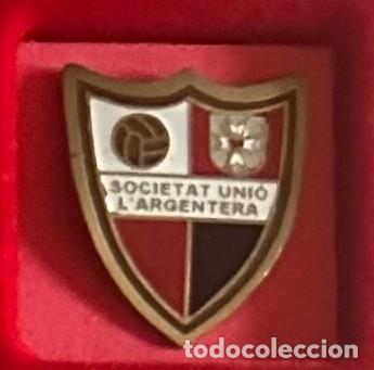 Collezionismo sportivo: Pin de futbol del Club SU L&acute;Argentera - Tarragona