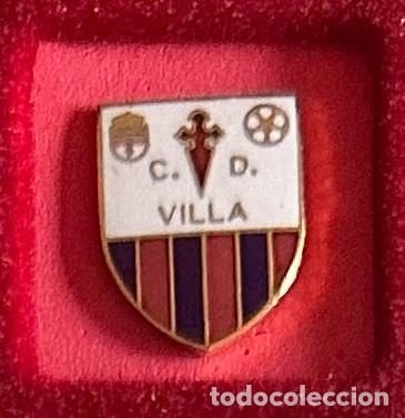 Collezionismo sportivo: Pin de futbol del Club CD Villa - Villa de Don Fabrique - Toledo