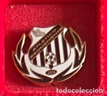 Collezionismo sportivo: Pin de futbol del Club CF Atletico Requenense - Requena - Valencia