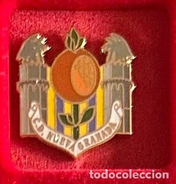 Collezionismo sportivo: Pin de futbol del Club CD Nueva Granada - Valencia