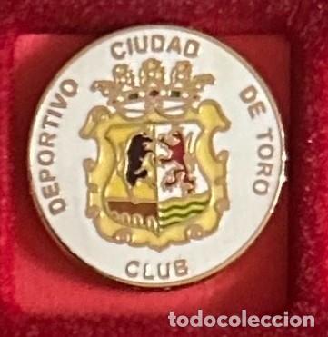 Colecionismo desportivo: Pin de futbol del Club CD Ciudad de Toro - Zamora