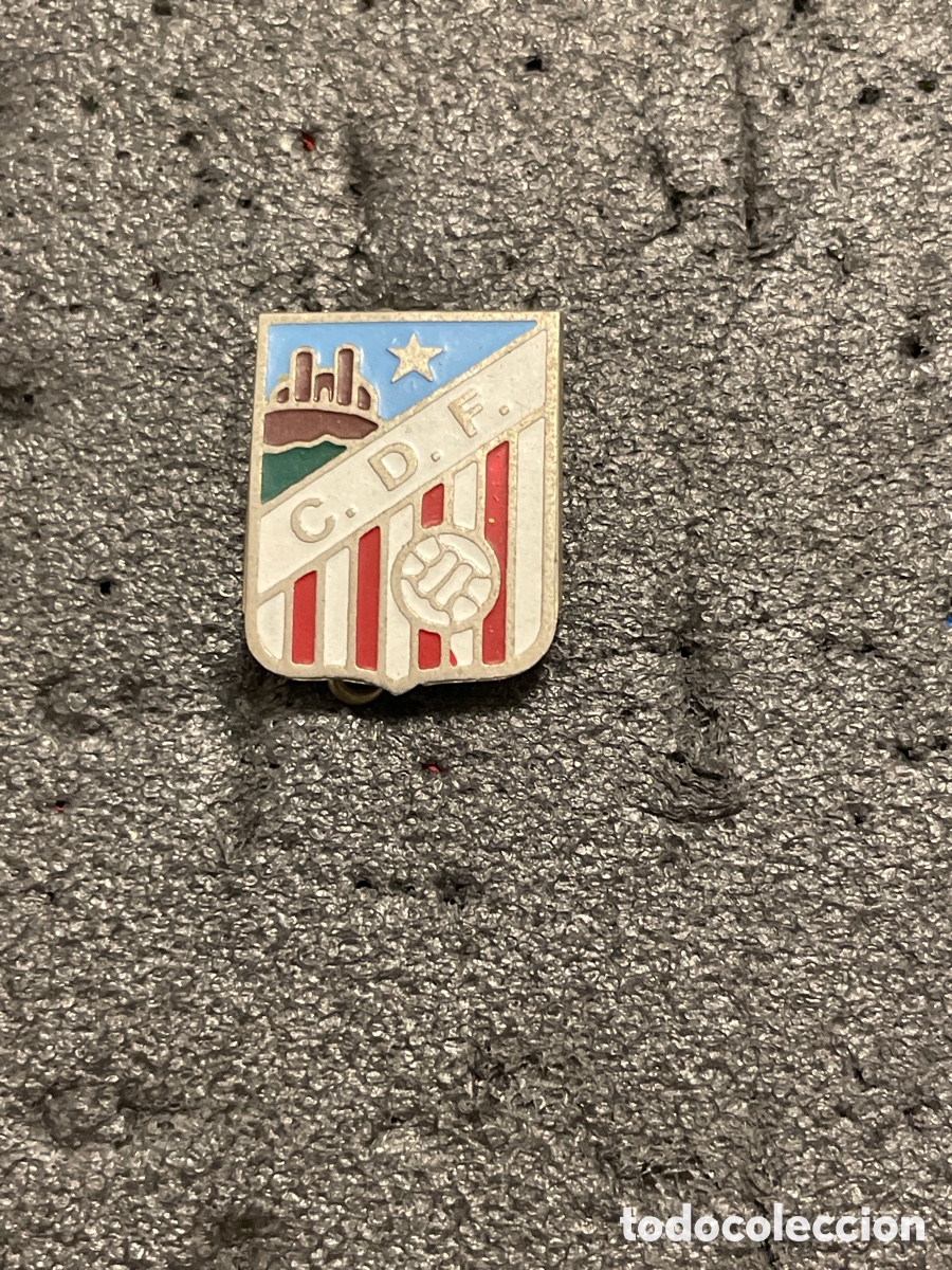 Colecionismo desportivo: Pin 75 C.D. FUENGIROLA - Fuengirola (Malaga)