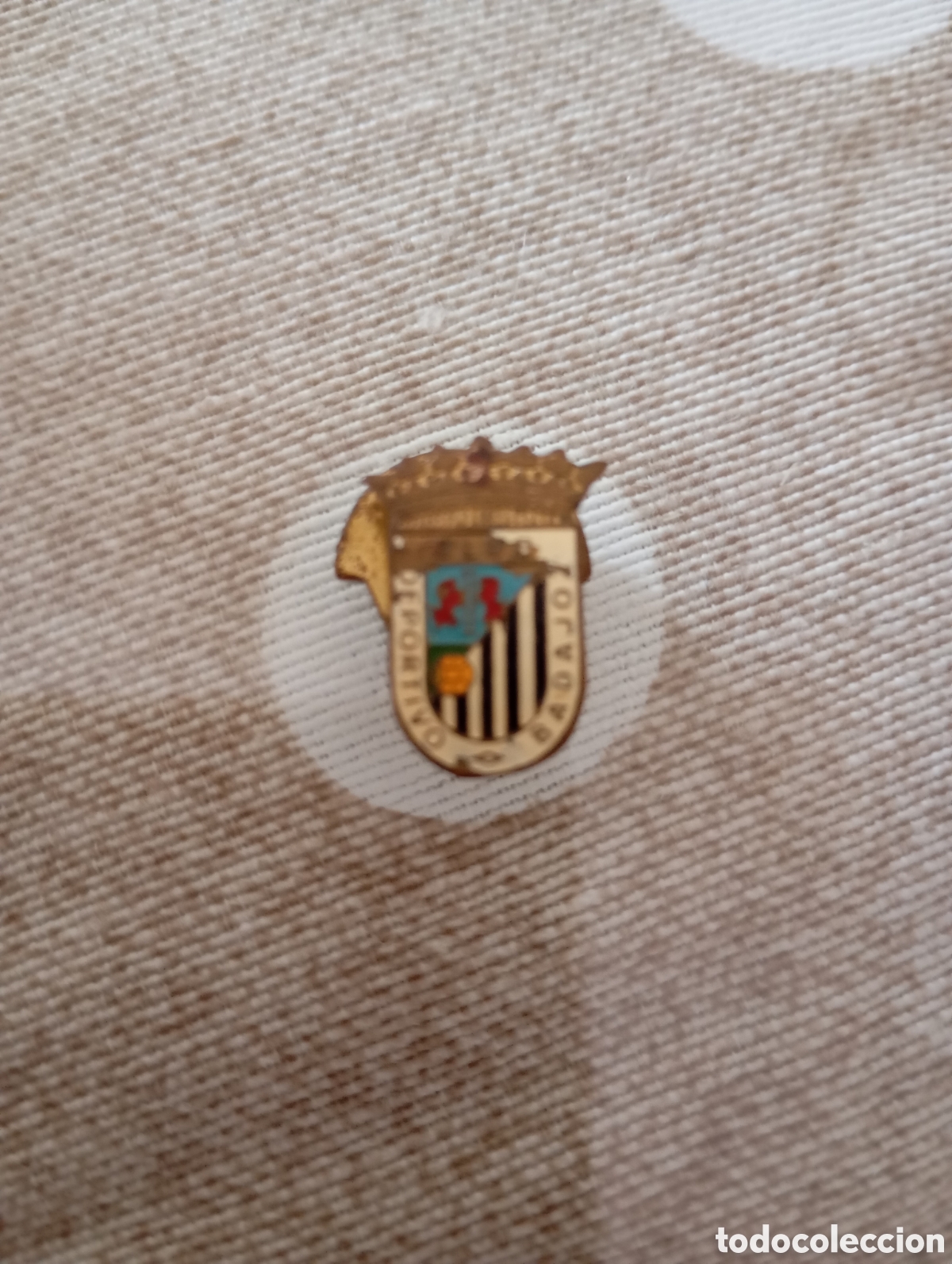 Collezionismo sportivo: Pin ojal club deportivo Badajoz.