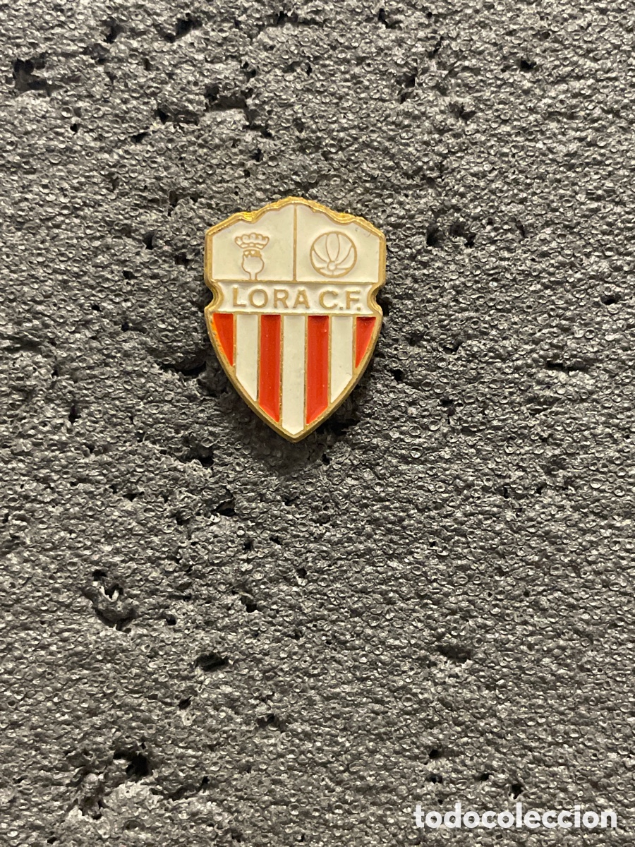 Collezionismo sportivo: Pin 109 LORA C.F. - Lora del R&iacute;o (Sevilla)