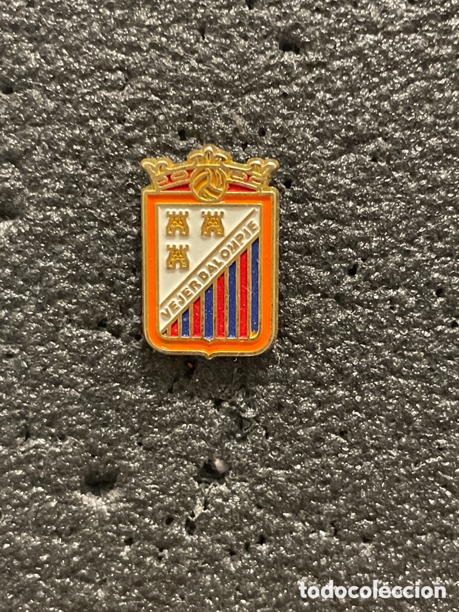 Collezionismo sportivo: Pin 124 VEJER BALOMPIE - Vejer (C&aacute;diz)