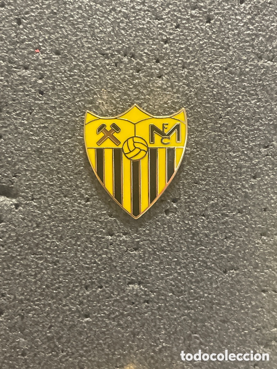 Collezionismo sportivo: Pin 234 MINAS C.F. - Villanueva del R&iacute;o y Minas (Sevilla)