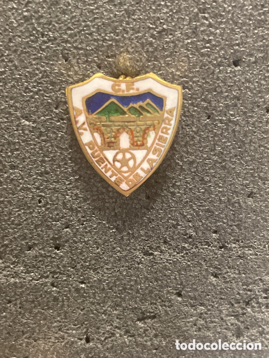 Collezionismo sportivo: Pin 237 A.V. PUENTE DE LA SIERRA C.F. - Puente de la Sierra (Ja&eacute;n)