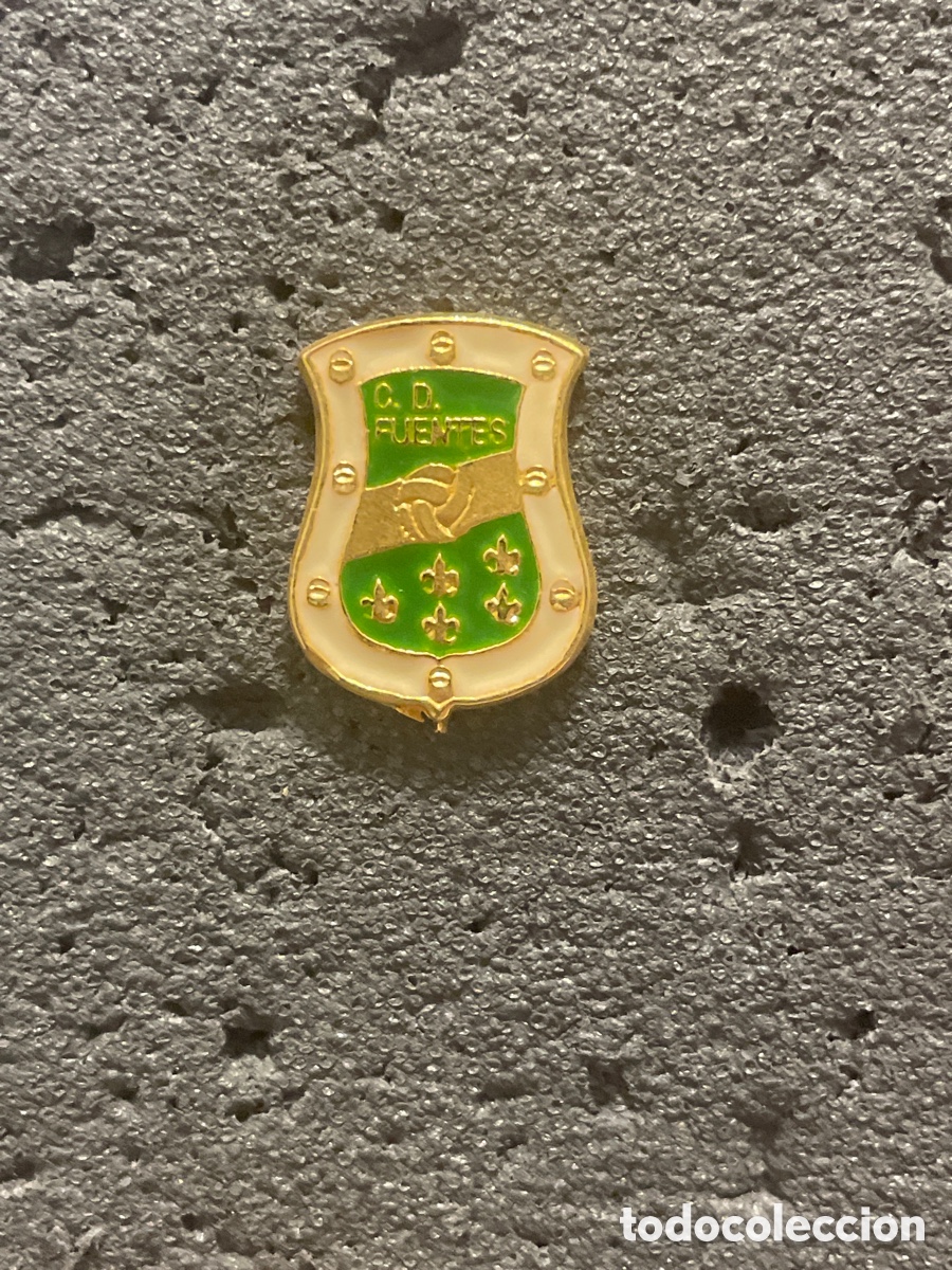 Collezionismo sportivo: Pin 259 C.D. FUENTES - Fuentes de Andaluc&iacute;a (Sevilla)