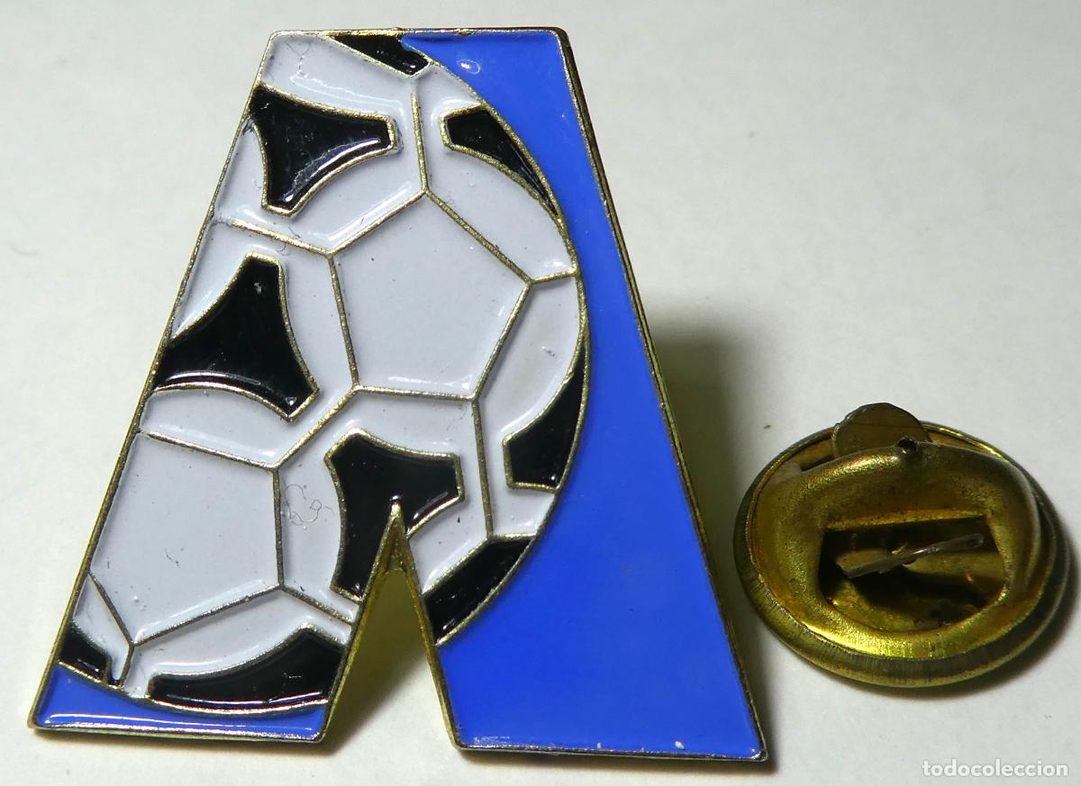 Coleccionismo deportivo: PIN Letra A y Bal&oacute;n de Reglamento - Foto 1