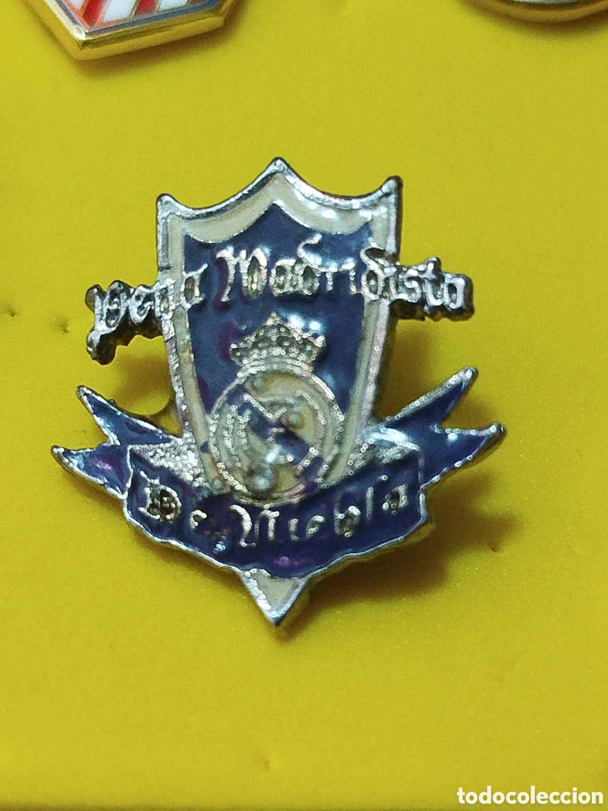 Sammelleidenschaft Sport: PINS DE PE&Ntilde;AS.PE&Ntilde;A MADRIDISTA DE NIEBLA