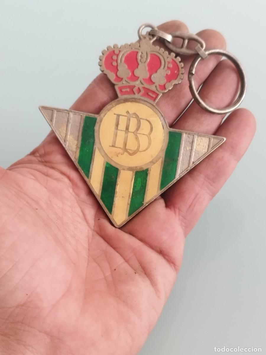 Collectionnisme sportif: Antiguo gran llavero del real Betis Balompi&eacute;. Futbol. Llavero oficial.