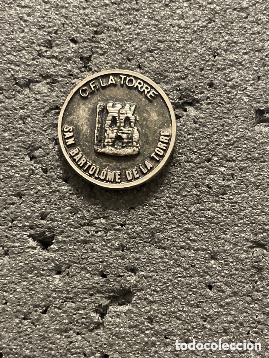 Collectionnisme sportif: Pin 575 C.F. LA TORRE - San Bartolome de la Torre (Huelva)
