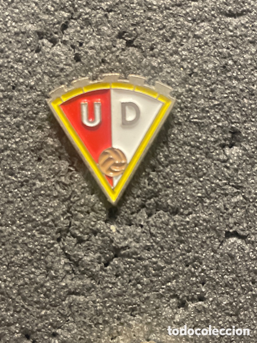 Collectionnisme sportif: Pin 637 U.D. VICTORIA - Sevilla