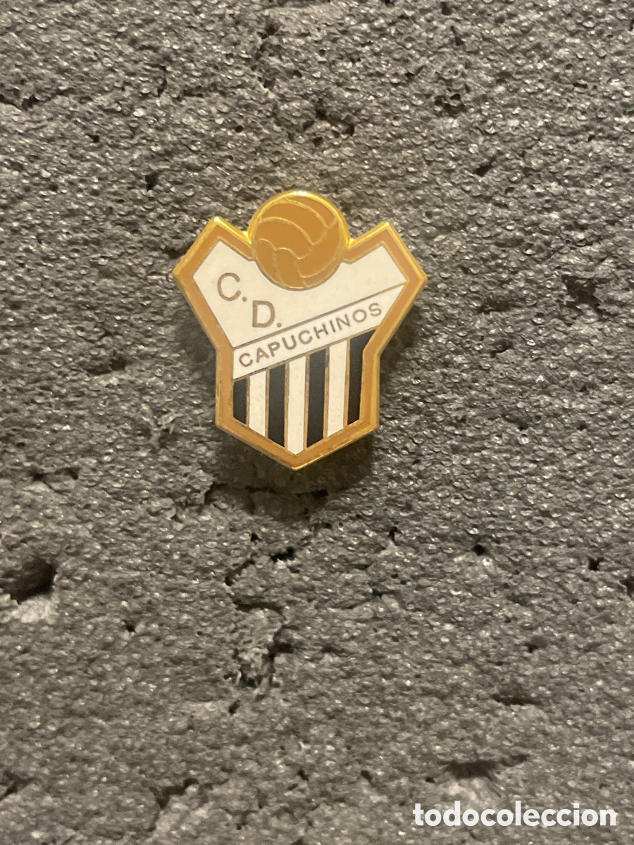 Collectionnisme sportif: Pin 668 C.D. CAPUCHINOS - V&eacute;lez Malaga (M&aacute;laga)