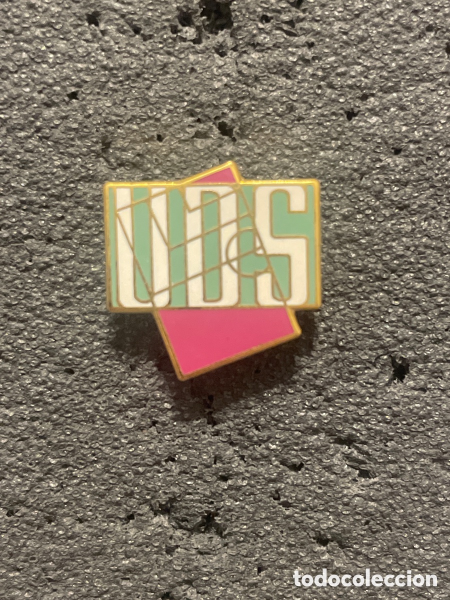 Collectionnisme sportif: Pin 670 U.D. SOLIDARIDAD - M&aacute;laga